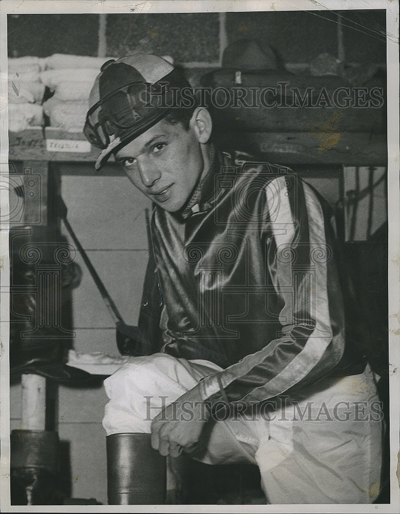 1952 Press Photo Jockey John J Riverra set for a ride - Historic Images