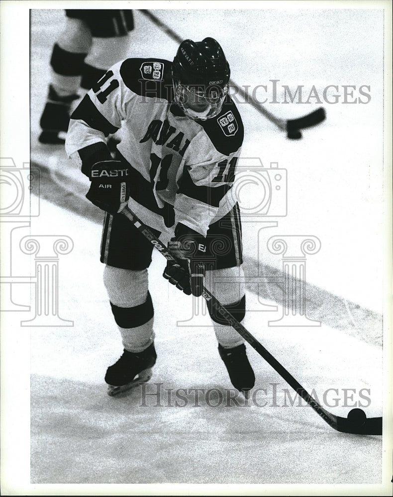 1995 Press Photo Harvard RW Perry Cogagan Hockey Player - Historic Images