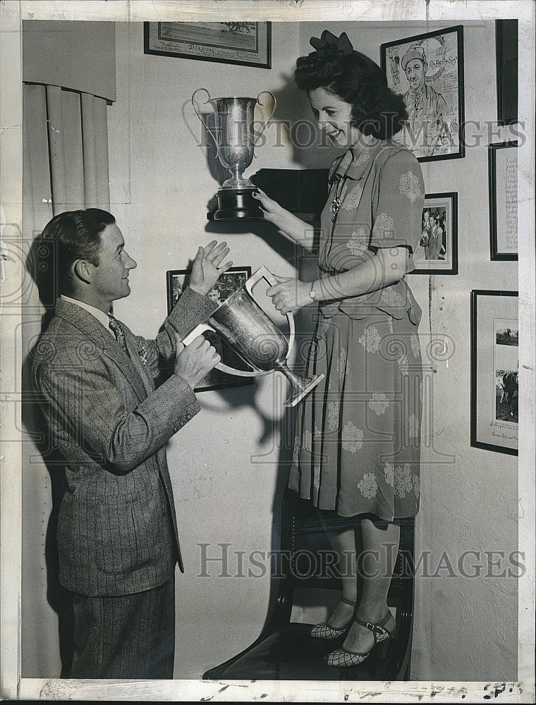 1943 Press Photo Ace jockey Alf Robertson &quot;The Flying Scot&quot; w/ his wife - Historic Images