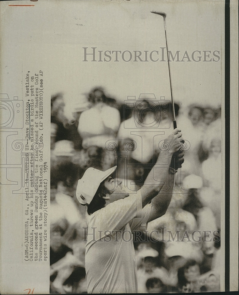 1974 Press Photo Dave Stockton throwing his putter after missing putt on the 2nd - Historic Images