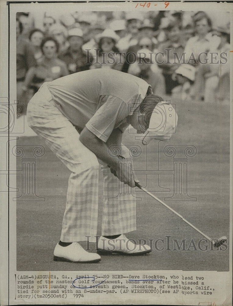 1974 Press Photo Dave Stockton bends over after missing putt on the 7th green - Historic Images