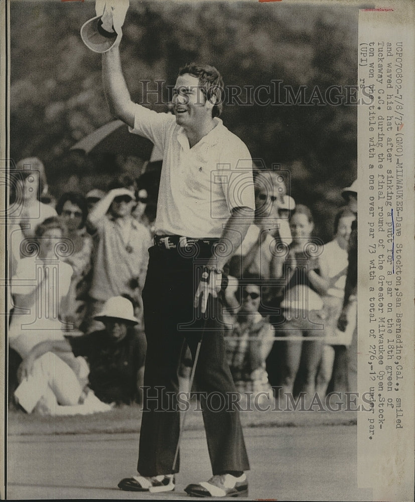 1973 Press Photo Dave Stockton all smiles after sinking putt on the 18th green - Historic Images