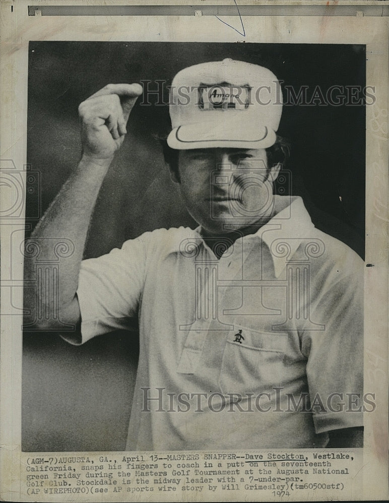 1974 Press Photo Dave Stockton snapping fingers after sinking putt on the 17th - Historic Images