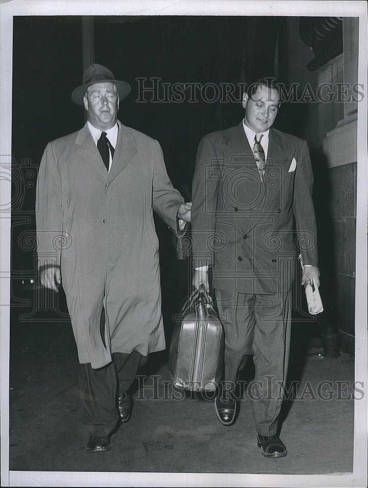 1951 Press Photo Eli Kluholfsky Basketball Fixer - Historic Images