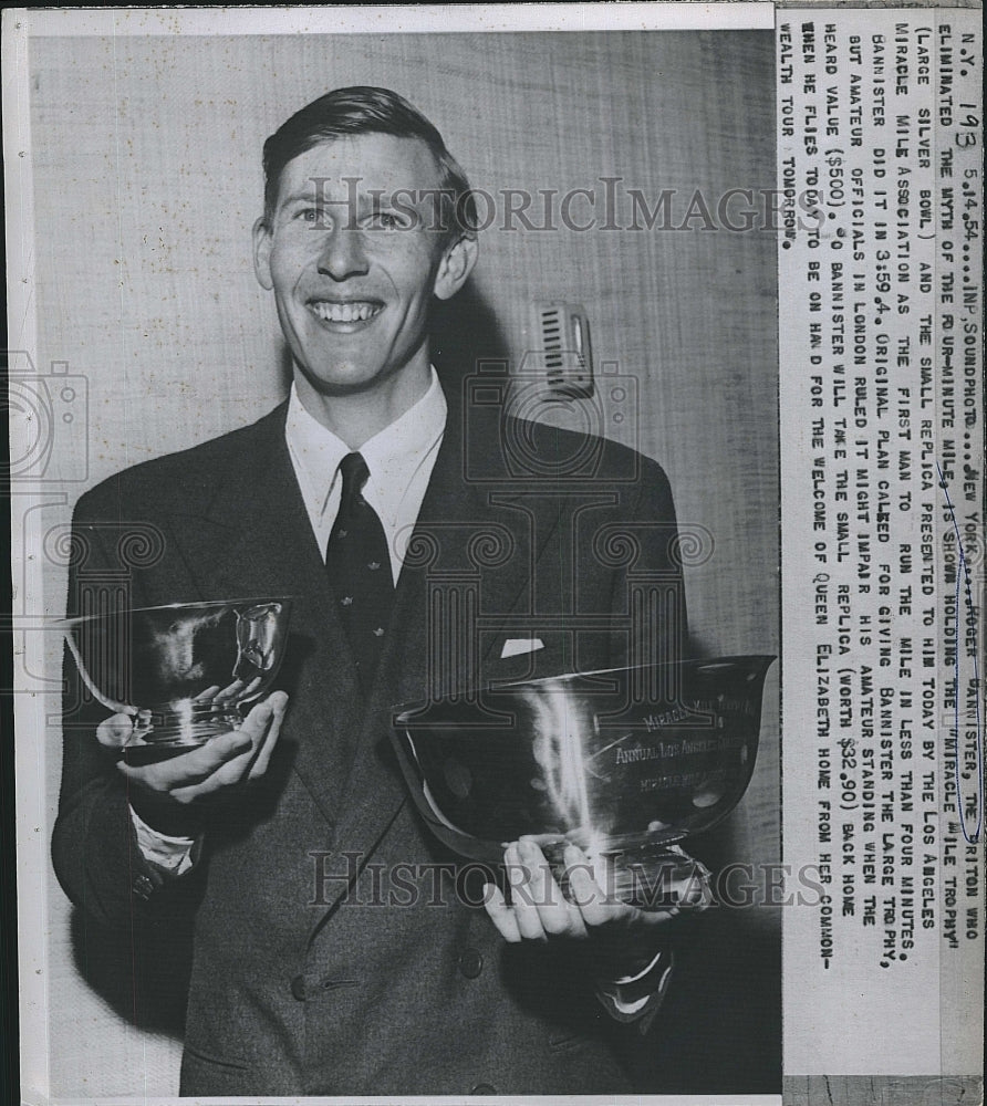 1954 Press Photo Roger Bannister Miracle Mile Trophy - Historic Images