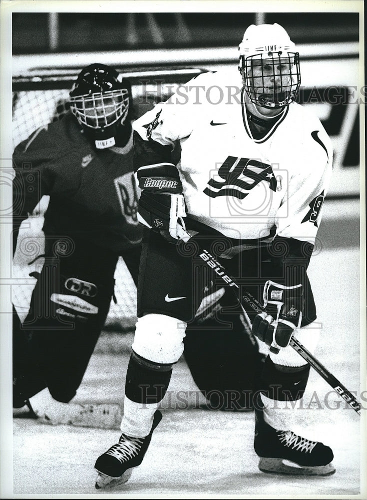 1995 Press Photo Erik Rasmusen USA US National Junior Hockey Ukranian Team - Historic Images