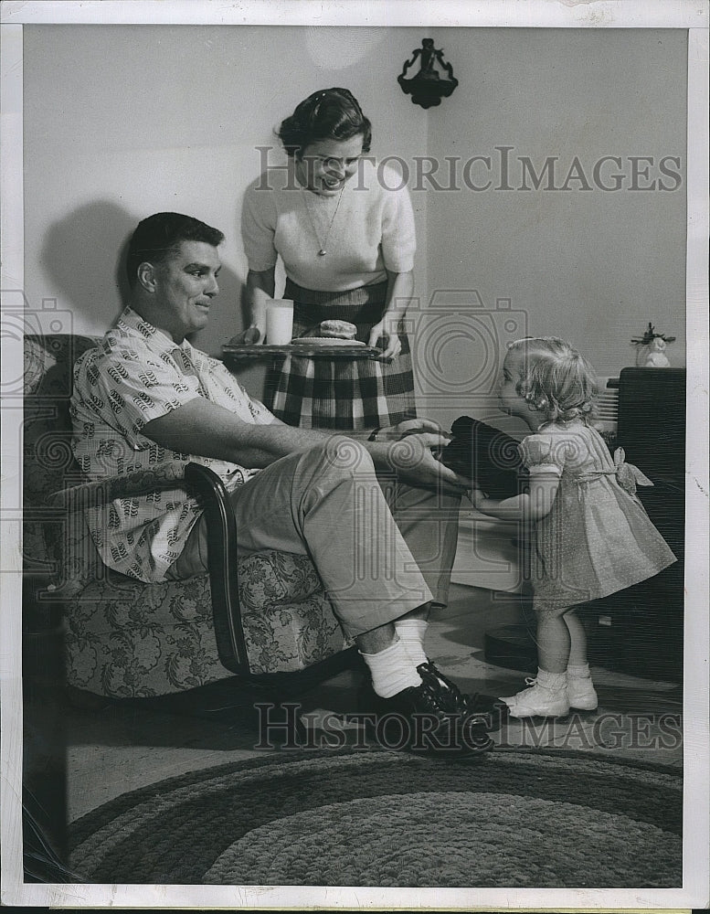 1949 Press Photo UC football player Jim Turner &amp; family at home - Historic Images