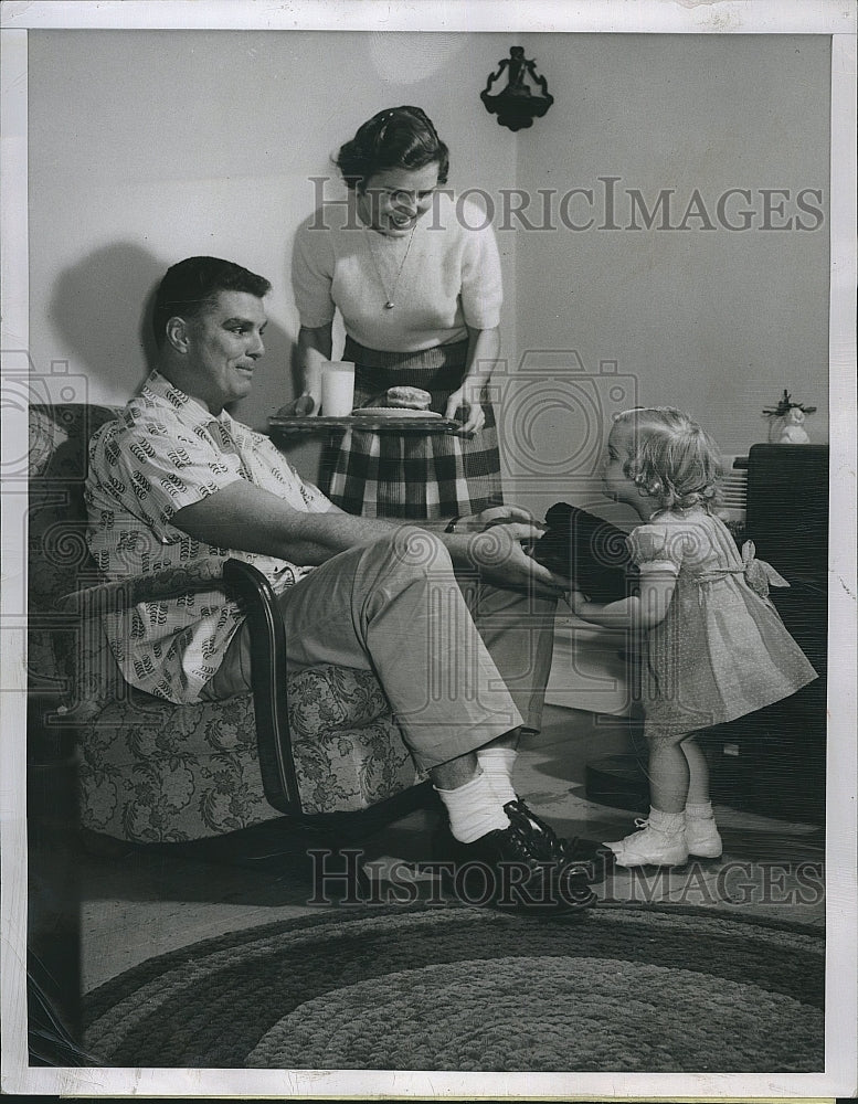 1949 Press Photo UC football player Jim Turner & family at home - Historic Images