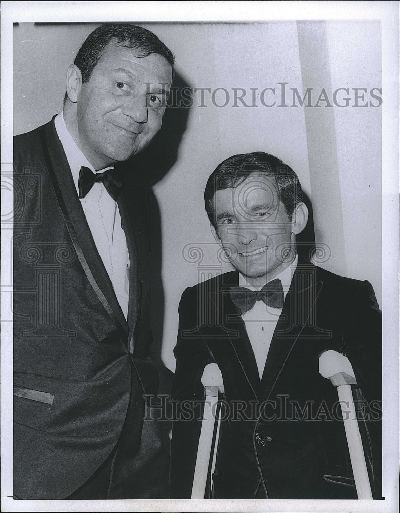 1968 Press Photo Dr Robert Kerlan &amp; jockey Bill Shoemaker on crutches - Historic Images