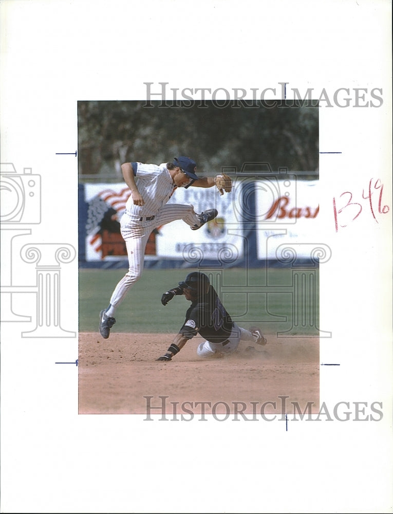 1994 Press Photo Ellis Burks slides into Ryne Sandberg,during spring training - Historic Images