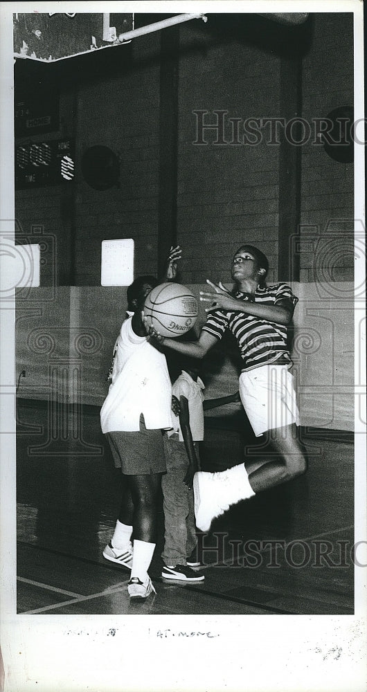 1986 Press Photo Darryl Latimore Basketball Jr League - Historic Images