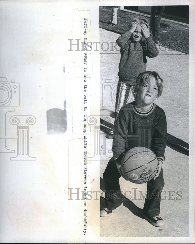 1975 Press Photo Stevie Starnes & Jeffrey Mauro at Celtics Jr basketball - Historic Images
