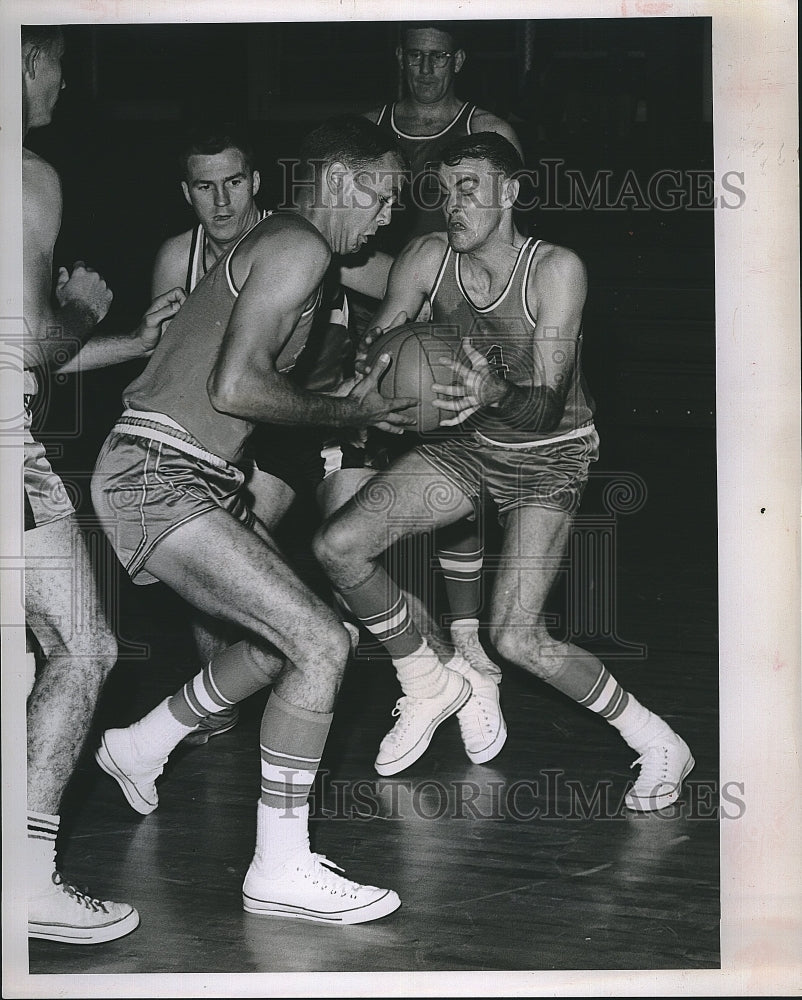 Press Photo Dan Smith vs Connie Lewis of St Petersburg Suns basketball - Historic Images