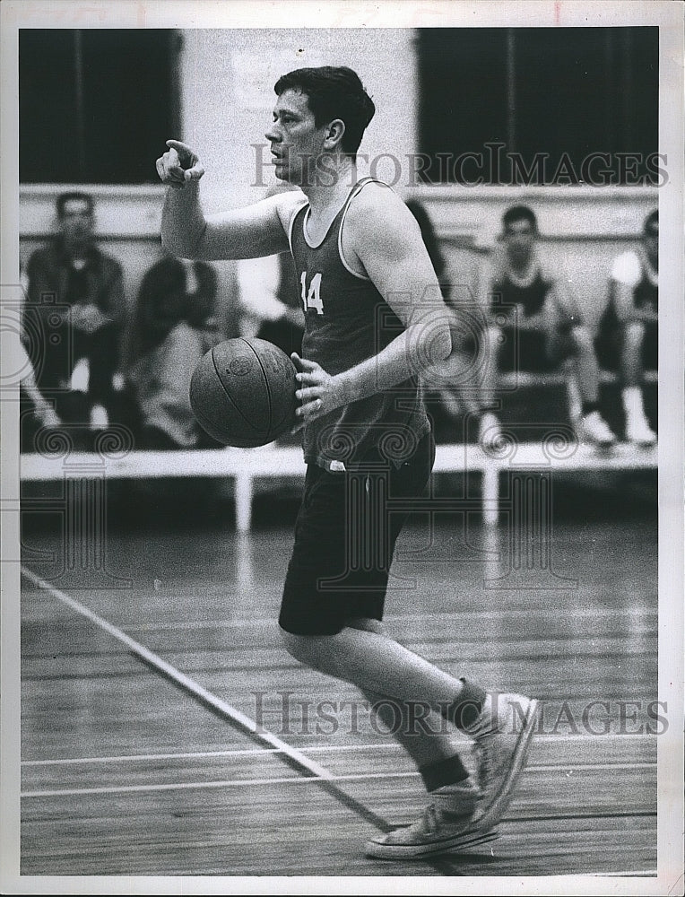 1970 Press Photo Reverand Short Sets up a Play Basketball - Historic Images