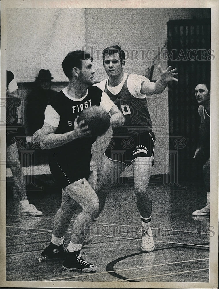 1970 Press Photo Rev. John Gatewood Playing coach Defense - Historic Images