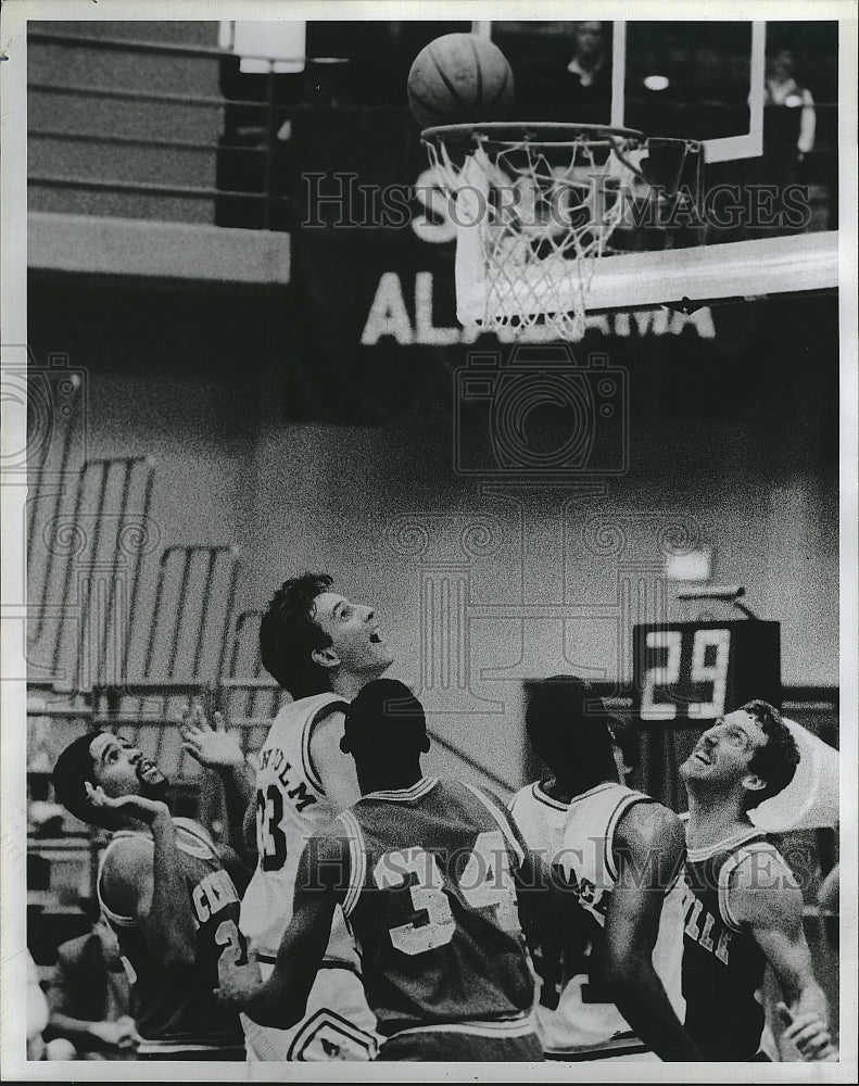 1984 Press Photo Bulls Jim Grandhold Ball flirts with basket - Historic Images