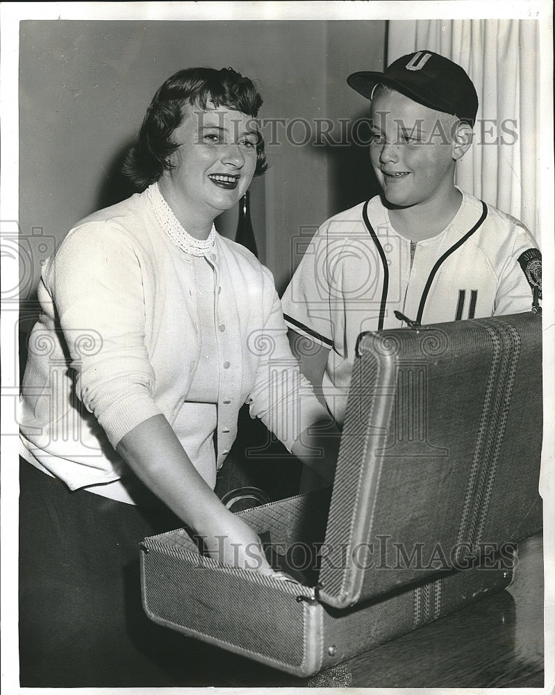 1959 Press Photo Margaret Harney with Son D.L. Pack For Roosevelt High Game - Historic Images