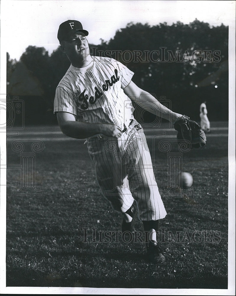 1961 Press Photo Dick Yohn, Softball Pitcher for Federal Old Line - Historic Images