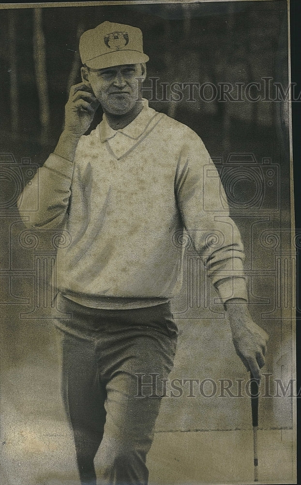 1968 Press Photo Joel Goldstrand,golfer checking out putt - Historic Images