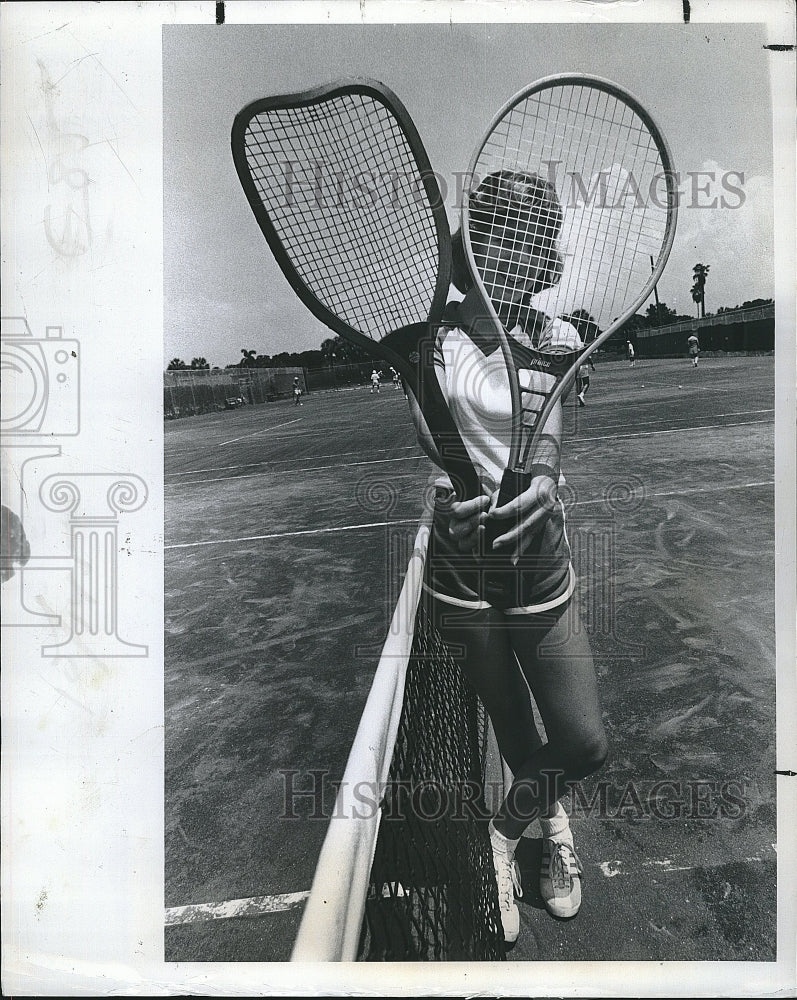 1979 Press Photo Peggy Murphy Comparing Raquets - Historic Images