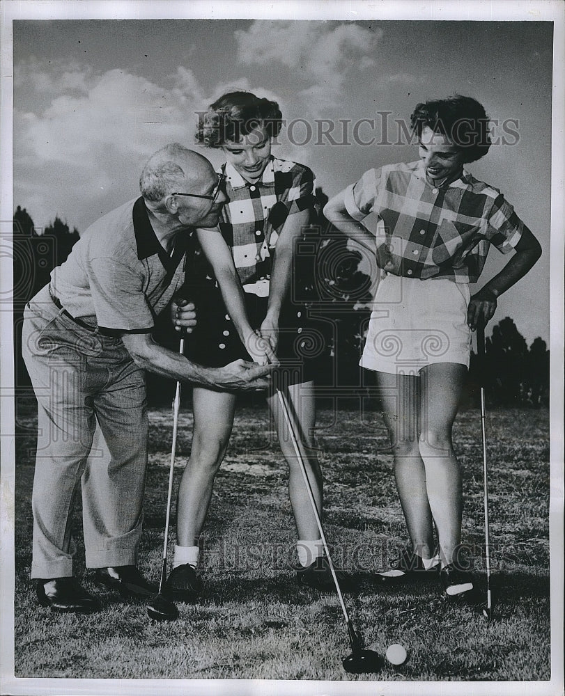 1953 Press Photo Dave Bauer coaches daughters Alice and Marlene fine points - Historic Images