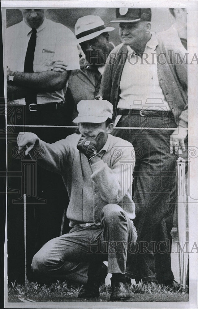 1957 Press Photo Dave Hill,golfer sizing up putt at Memphis Open - Historic Images