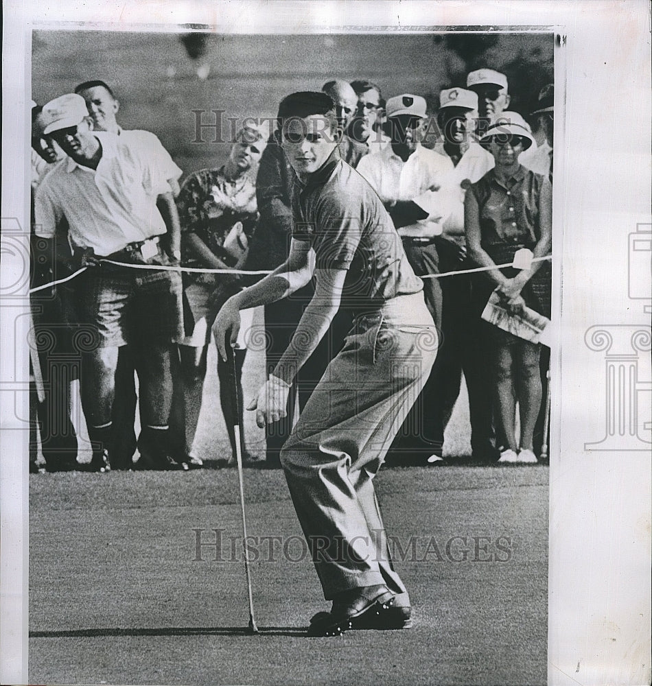 1961 Press Photo Dave Hill,golfer trying to push his putt with some body English - Historic Images