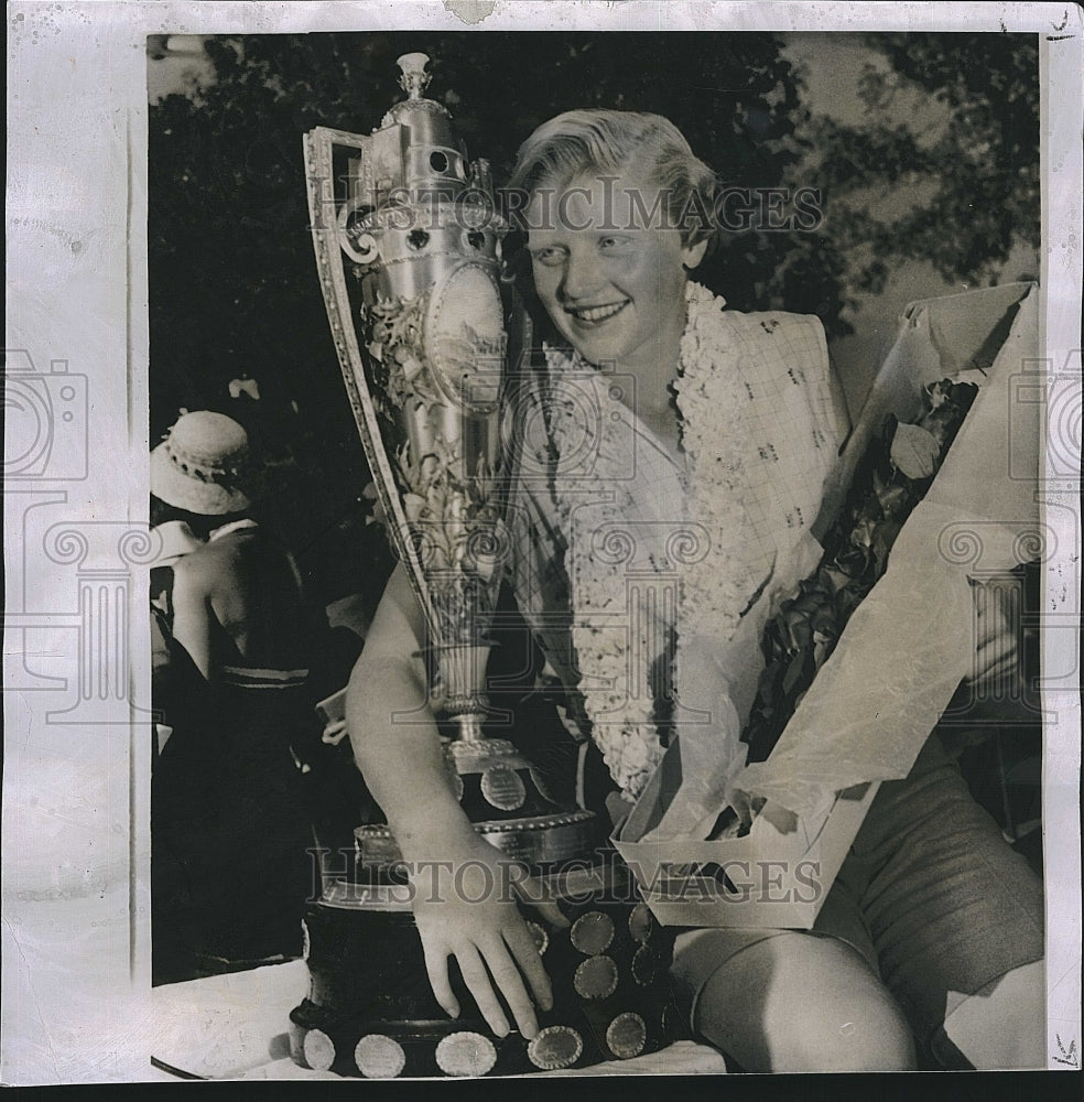 1957 Press Photo  JoAnne Gunderson  wins in golf Tournament - Historic Images