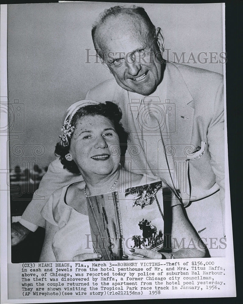 1958 Press Photo Mr & Mrs Titus Haffa who were robbed in Miami Beach, Florida - Historic Images