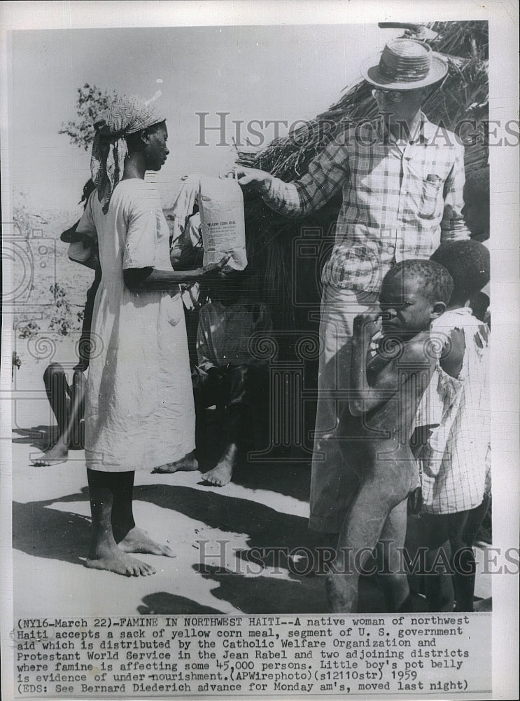 1959 Press Photo Haitian woman and aid workers with grain - Historic Images