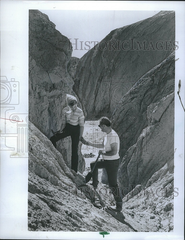 1971 Press Photo Rockhounds prospecting in southern California - Historic Images