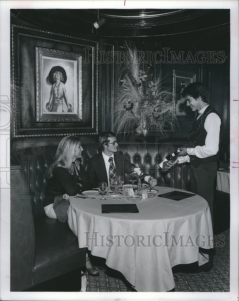 1976 Press Photo Miami Florida New Restaurant Yesteryears Customers Served Wine - Historic Images