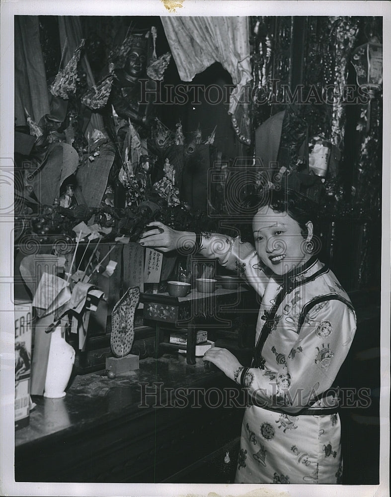 1954 Press Photo San Francisco Chinatown Kong Chow Benevolent Temple Worker - Historic Images