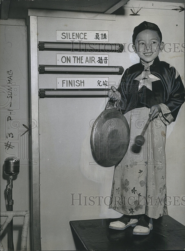 1942 Press Photo San Francisco Chinatown Chinese Hour Show Gong Holder Boy - Historic Images