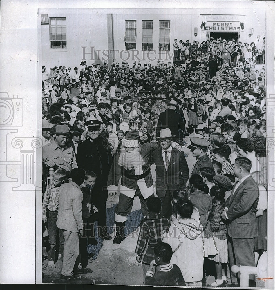 1957 Press Photo Salvation Army Christmas Party in Cameron, La - Historic Images