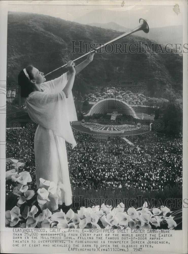 1947 Press Photo Doreen Jorgensen &amp; Crowd on Easter Sunday in the Hollywood Bowl - Historic Images