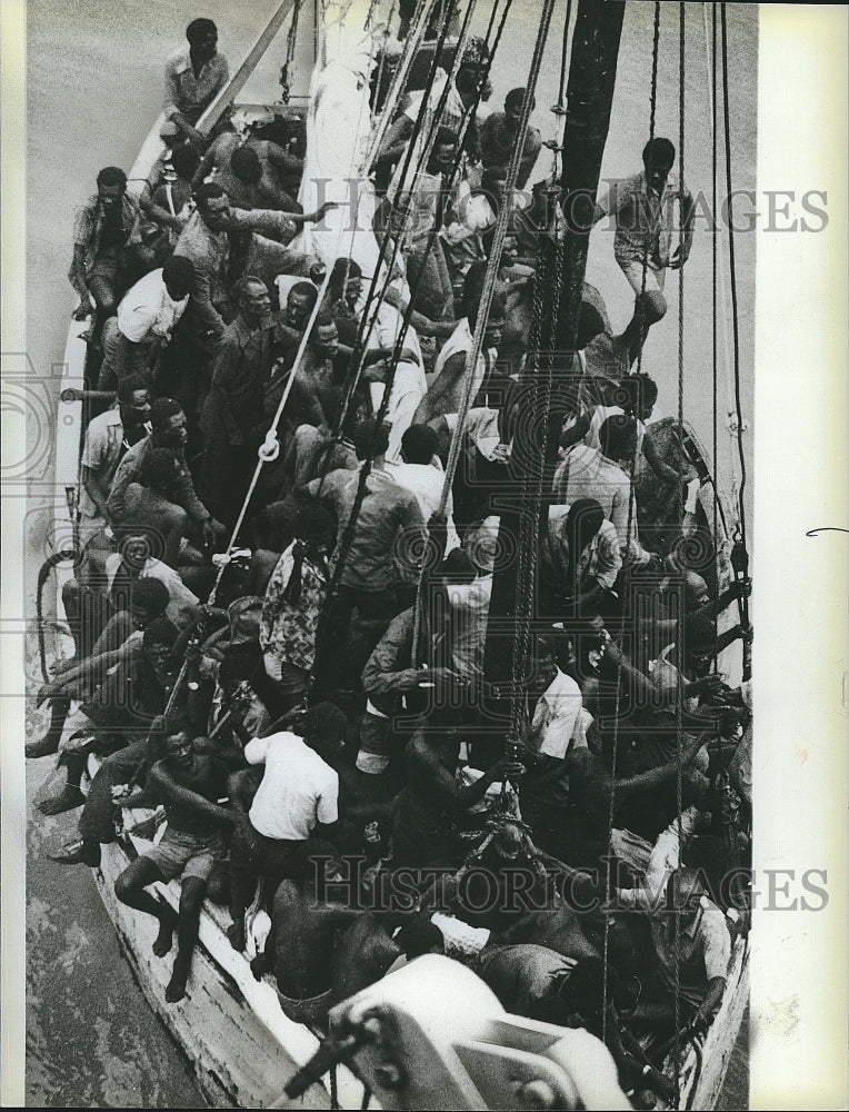 1980 Press Photo Haitians Crammed In Sinking Sailboat Awaiting Rescue Off Coast - Historic Images