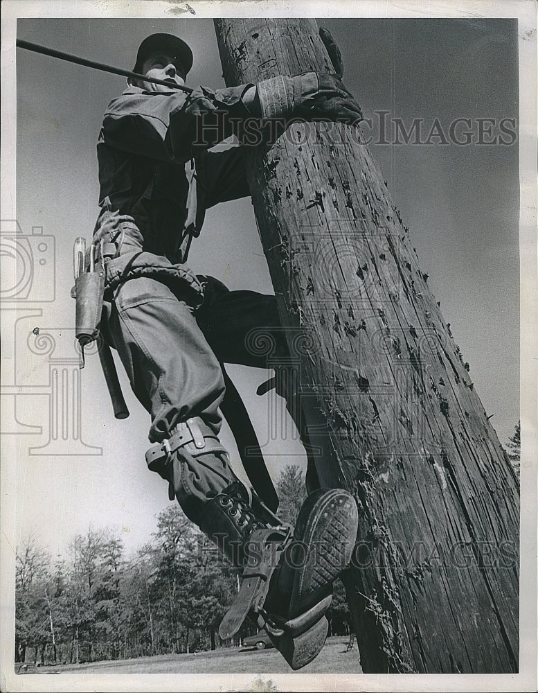 1965 Press Photo Pole Climber Lawrence Mahoney of Guardsmen Weekend Communicator - Historic Images