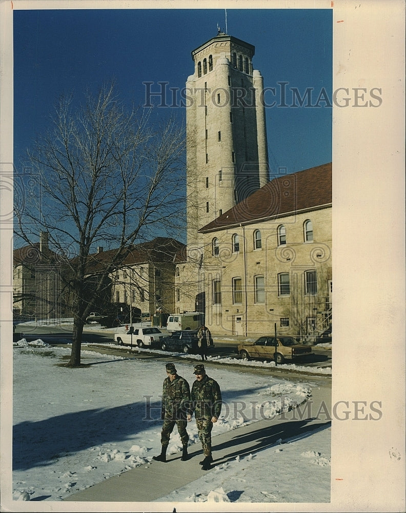 1988 Press Photo Matt McCracken, Maj. John Arends, Fort Sheridan - Historic Images