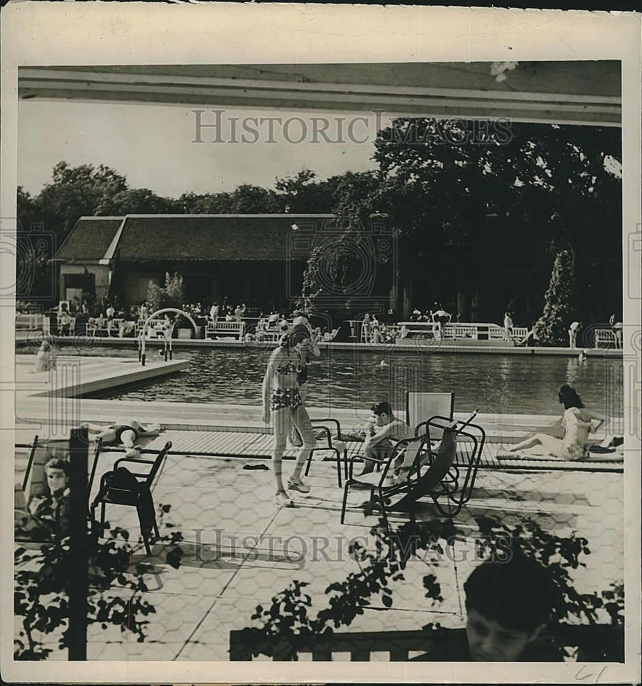 Press Photo Poolside in Paris, France - Historic Images