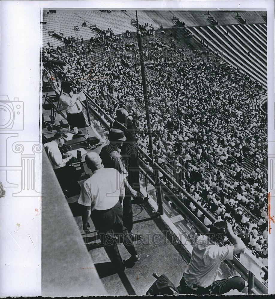 1964 Press Photo Lyndon B. Johnson in Michigan U of M Stadium - Historic Images