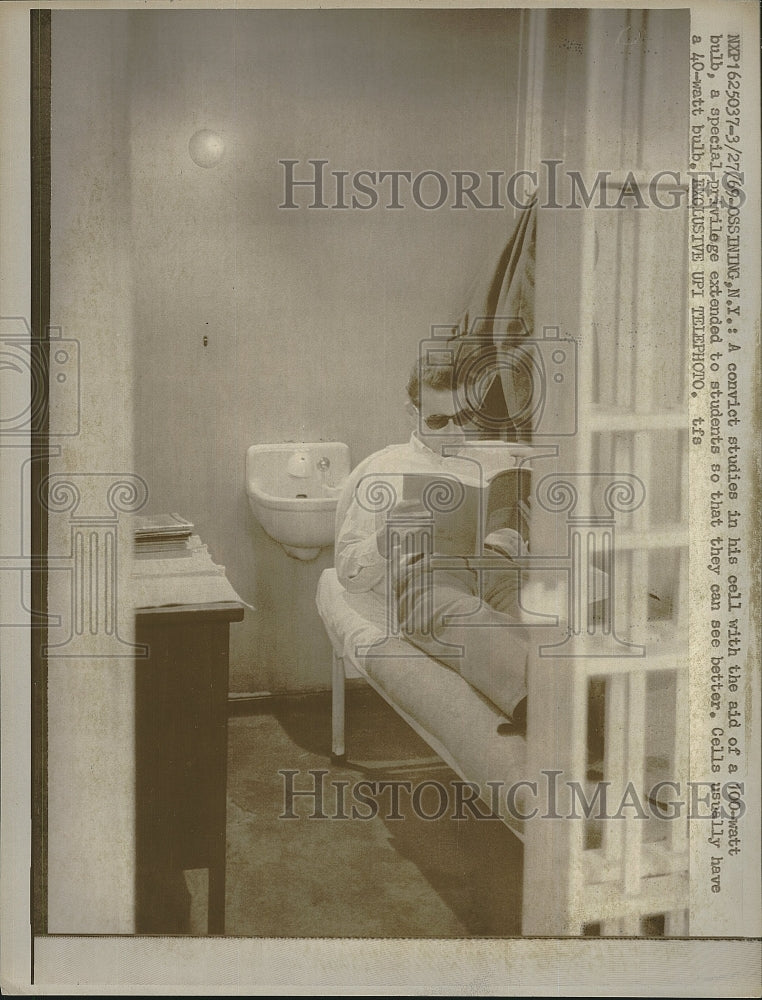 1969 Press Photo New York Prison Convict Studies in Jail Cell - Historic Images