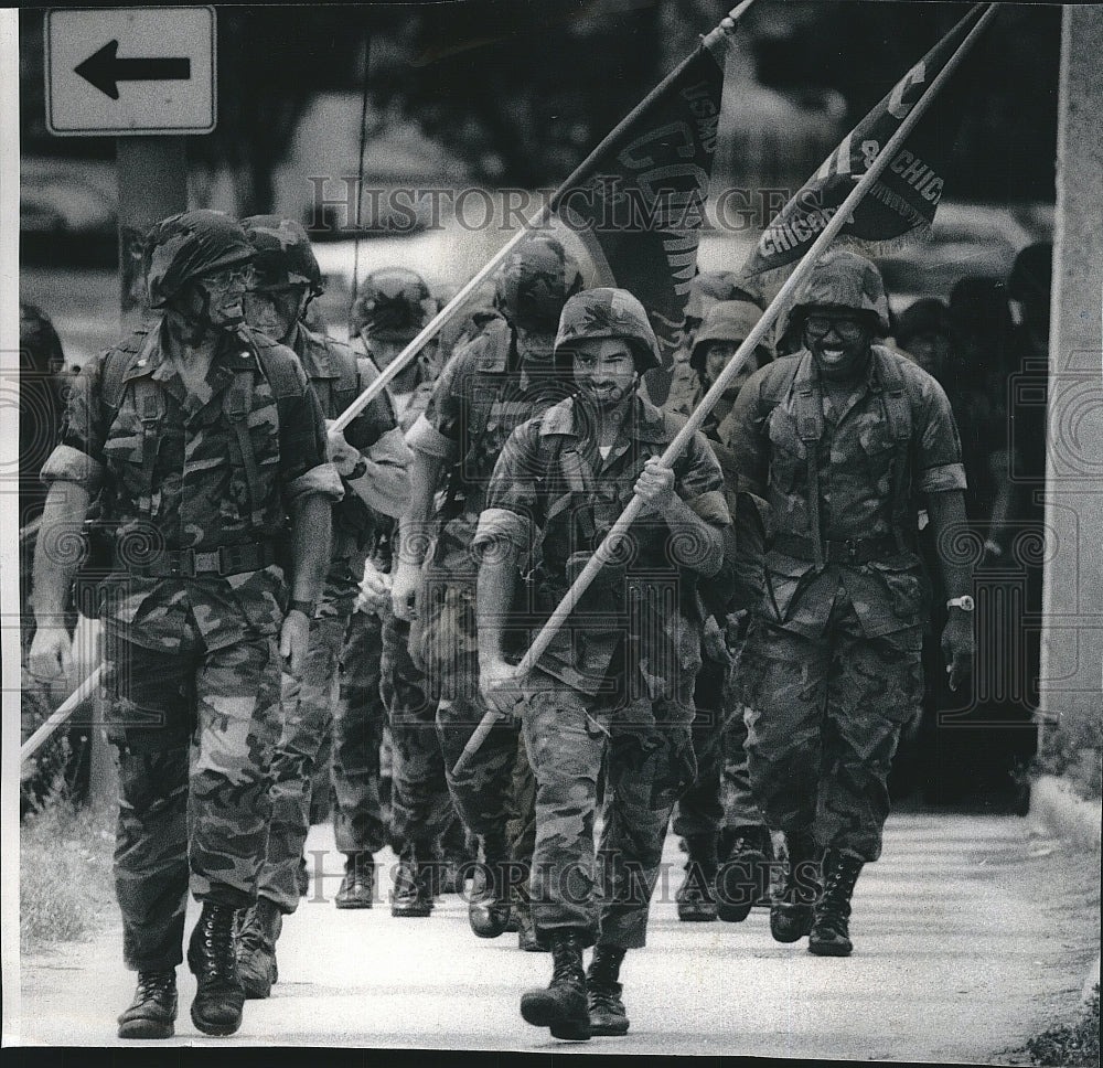 1985 Press Photo USMC Marine Reserve Units March to Foster Avenue Beach - Historic Images