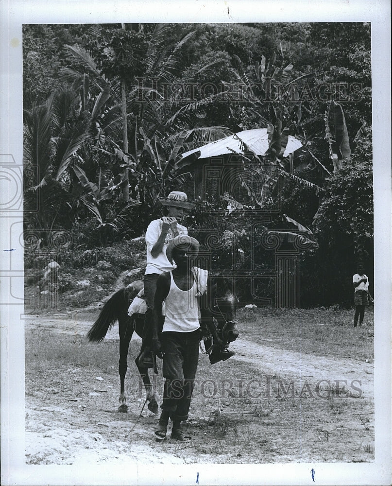 1971 Press Photo Guide and Tourist Headed for the Citadelle - Historic Images