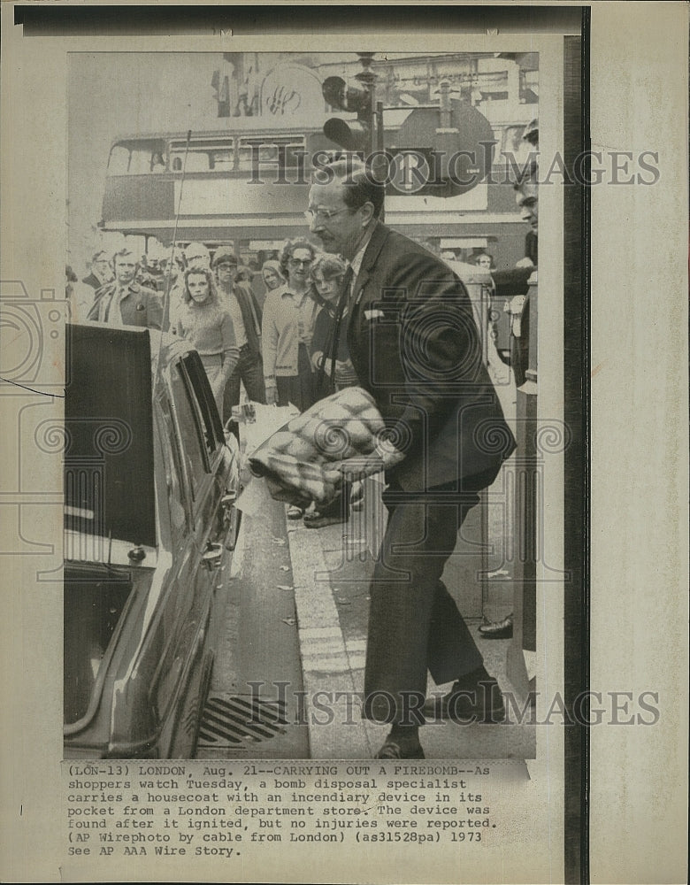 1973 Press Photo Bomb Disposal Specialist in London - Historic Images