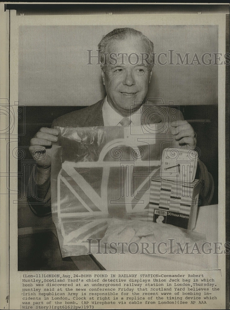 1973 Press Photo Detective Robert Huntley with Bomb Found in London Railway - Historic Images