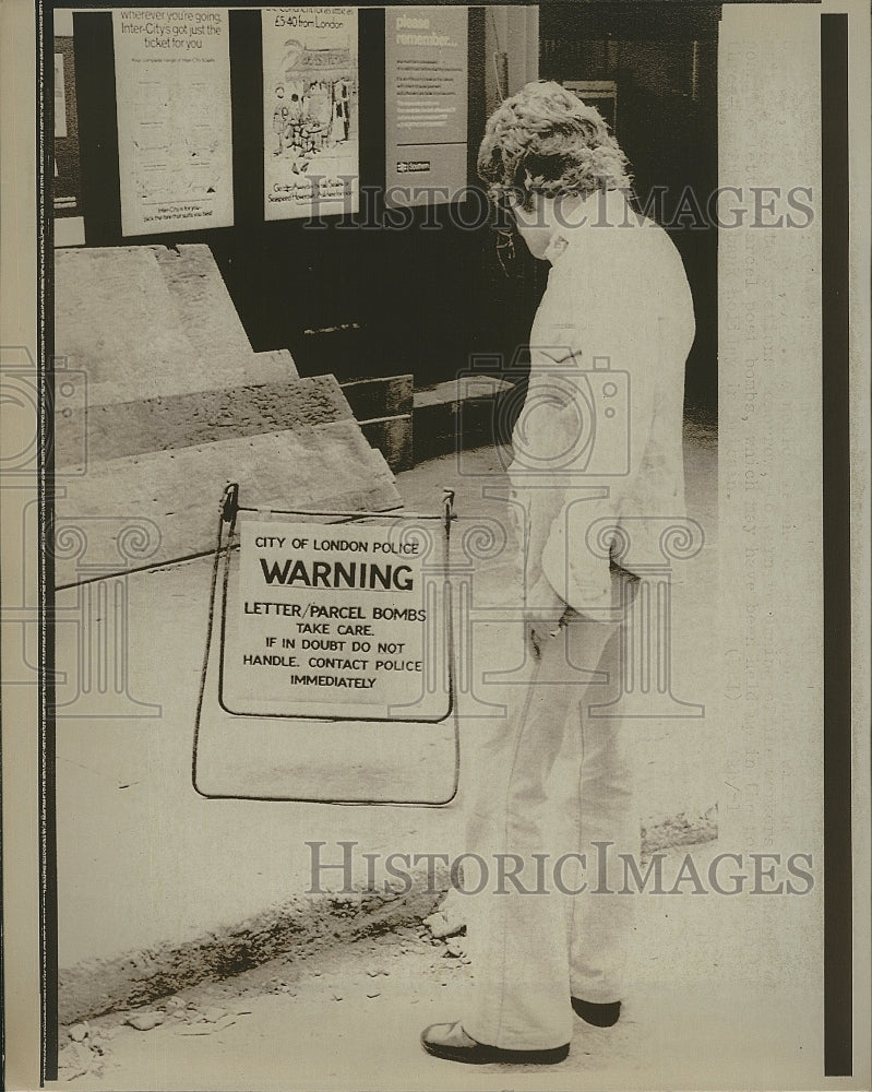 1973 Press Photo Letter Bomb Warning Sign in London - Historic Images