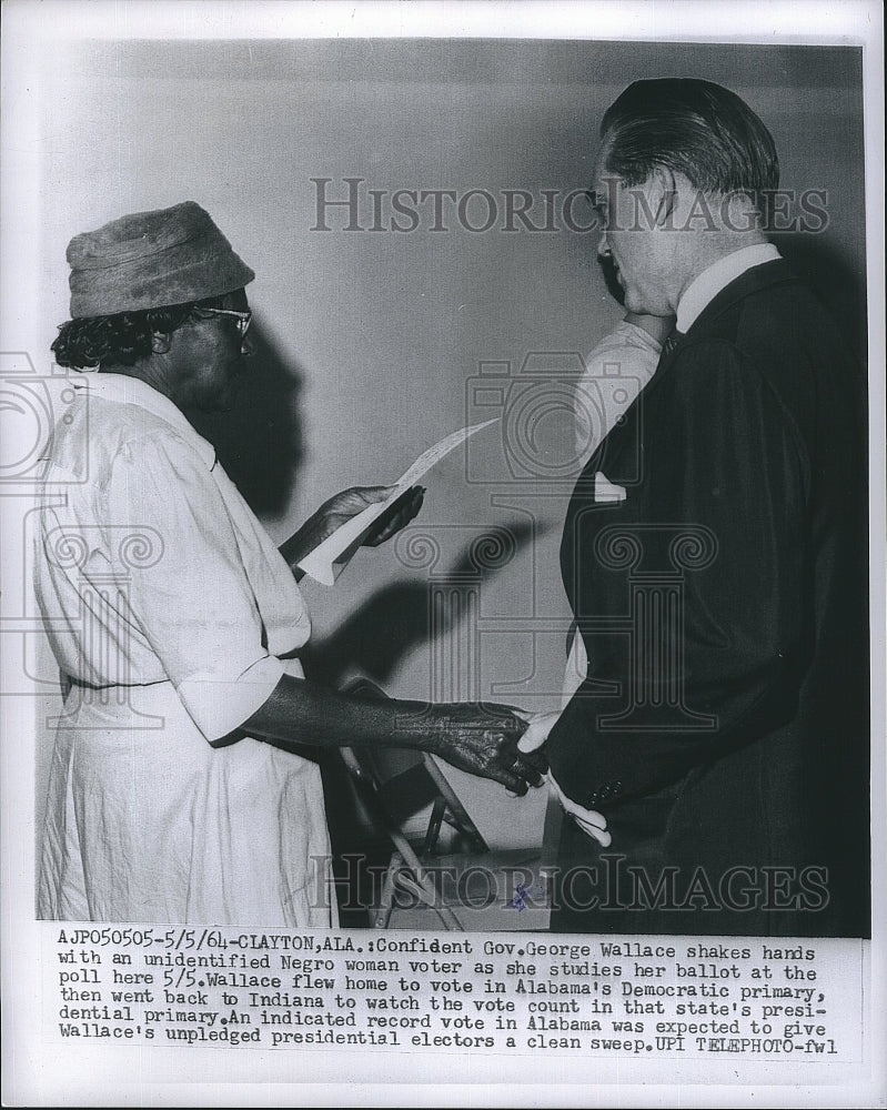 1964 Press Photo Alabama Governor George Wallace Greets Voter in Clayton - Historic Images