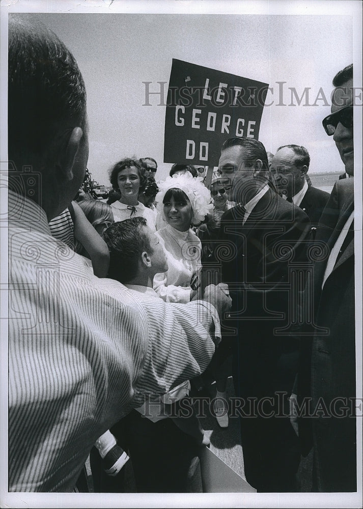 1968 Press Photo Alabama Governor George Wallace Shakes Supporter's Hands - Historic Images