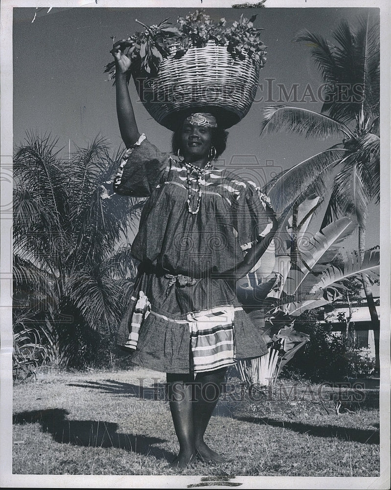 1972 Press Photo Haitian Woman Balancing Straw Basket Tourism Portrait - Historic Images